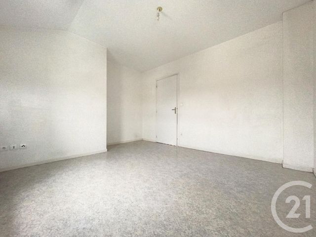 Appartement F4 à louer - 4 pièces - 104.0 m2 - SARRY - 51 - CHAMPAGNE-ARDENNE - Century 21 Martinot Immobilier